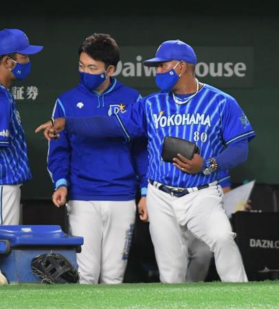 　ベンチで厳しい表情のＤｅＮＡ・ラミレス監督（右）