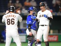 　２回、プロ入り１号となる３ランを放ち、雄たけびをあげて生還する巨人・松原聖弥