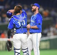 　２回、巨人打線につかまり降板するＤｅＮＡ・パットン