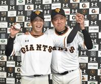 　プロ初本塁打を放った巨人・松原聖弥を祝福する原辰徳監督