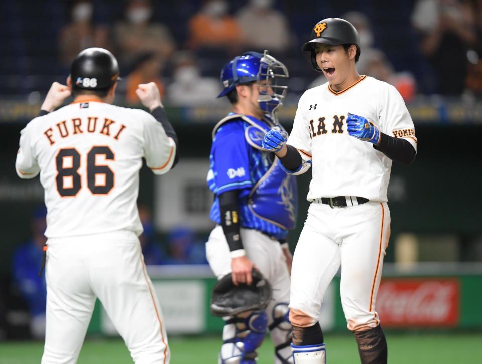 　２回、プロ入り１号となる３ランを放ち、雄たけびをあげて生還する巨人・松原聖弥