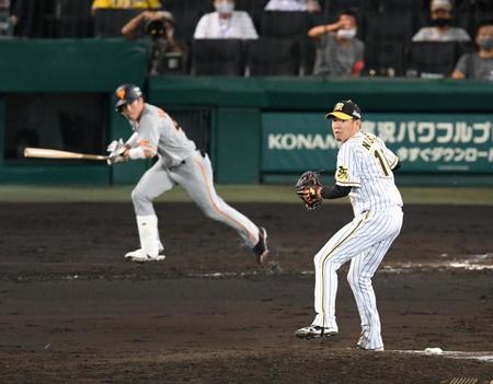 ７回巨人１死一・三塁、阪神・西勇輝は巨人・重信慎之介を併殺に打ち取る＝甲子園（撮影・山口登）