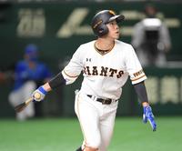 　２回、１号３ランを放つ巨人・松原