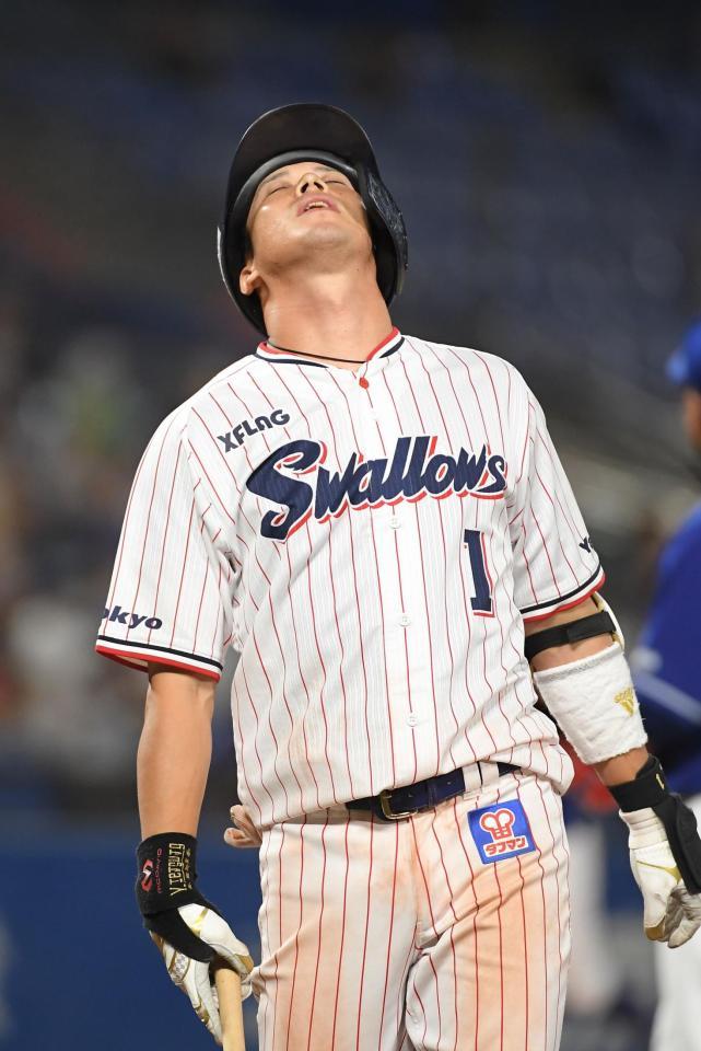 ８回、一飛に倒れ、天を仰ぐヤクルト・山田哲人＝神宮球場（撮影・伊藤笙子）