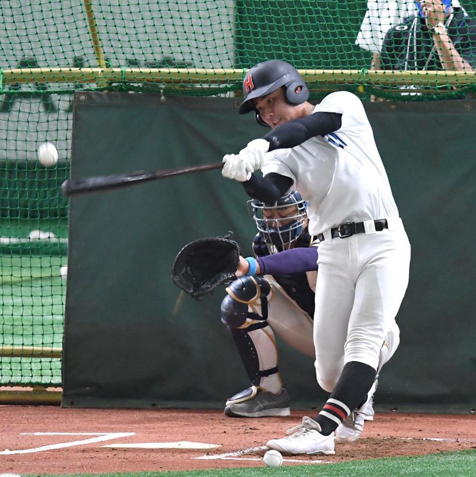 打撃練習を行う弘前東・藤田青空＝東京ドーム（撮影・中田匡峻）