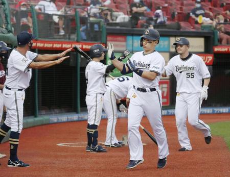 　８回、３ランを放ち、ナインに迎えられるオリックス・吉田正（右から２人目）＝楽天生命パーク