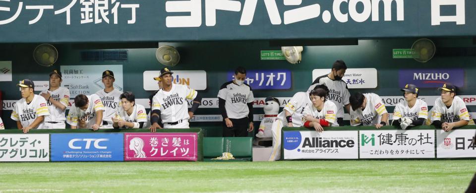 　ロッテに３連敗し、肩を落とすソフトバンクナイン＝ペイペイドーム