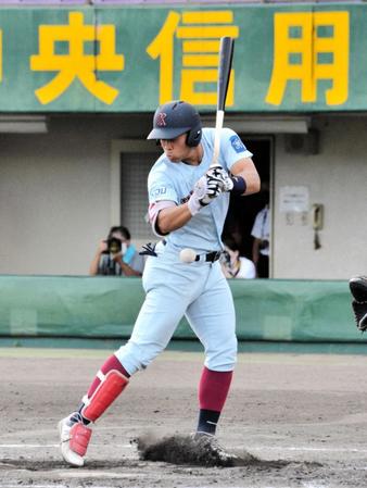 　２回に死球を受けた近大・佐藤