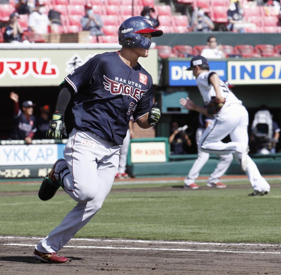 　１回、楽天・黒川がプロ初安打となる右前適時打を放ち一塁に向かう（共同）