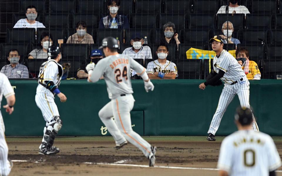 ３回、阪神・近本が本塁に悪送球し、ベースカバーに入った高橋が送球するも走者の巨人・大城の生還を許す＝甲子園（撮影・山口登）