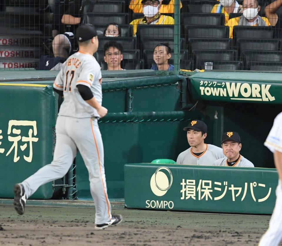 ７回、打者・ボーアの時に原監督は途中で大竹を交代させる（撮影・山口登）