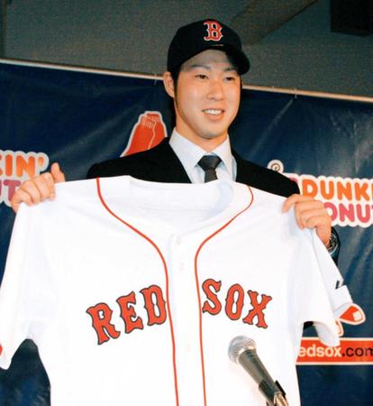 　２００８年１２月、レッドソックスへの入団記者会見で、ユニホームを手にする田沢（共同）