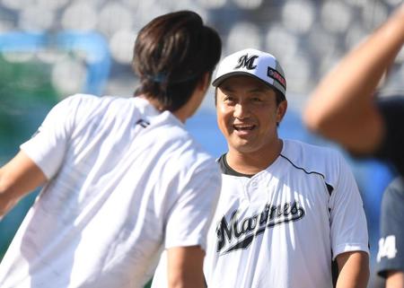 　試合前の練習を行う日本ハム・大田（左）と談笑する沢村（撮影・開出牧）