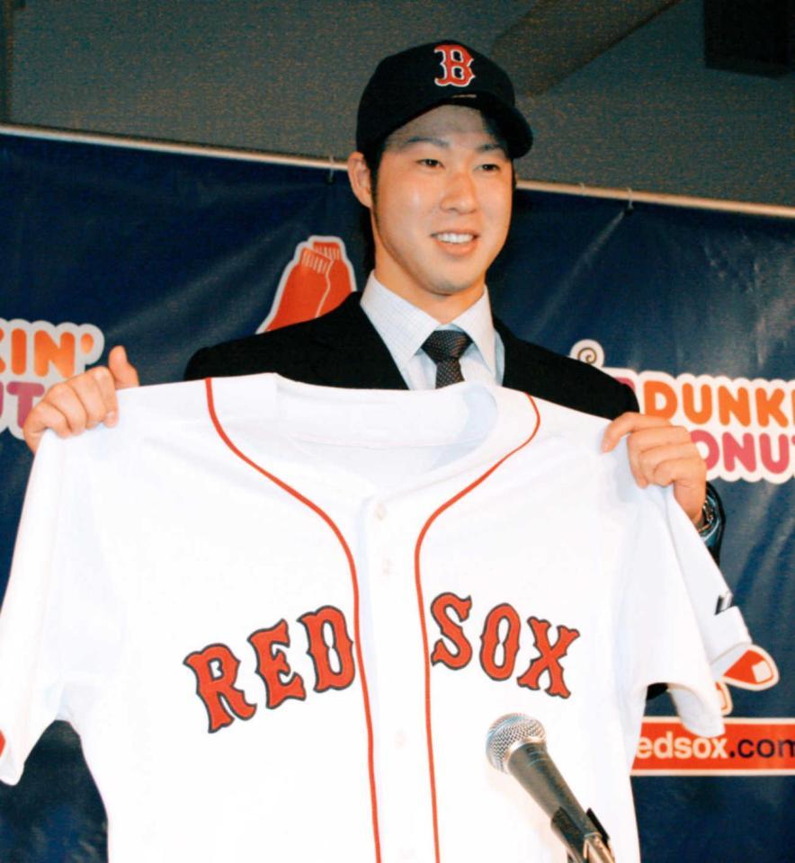 　２００８年１２月、レッドソックスへの入団記者会見で、ユニホームを手にする田沢（共同）