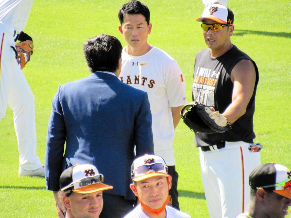 あいさつに訪れた沢村と言葉を交わす阿部２軍監督（撮影・畠山賢大）