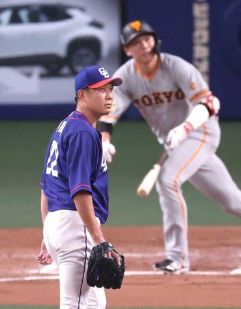 　３回、坂本（右）に先制の左越え二塁打を浴びる中日・大野雄