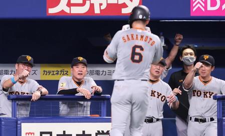 ６回、本塁打を放った坂本勇人を迎える原辰徳監督（左から２人目）＝ナゴヤドーム