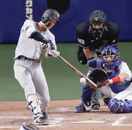 　８回巨人無死一、二塁、吉川尚が右中間に２点三塁打を放つ＝ナゴヤドーム