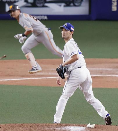 　８回巨人無死一、二塁、吉川尚（奥）に２点三塁打を許した中日・福谷＝ナゴヤドーム