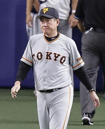 　中日と引き分け、ナインを迎えに出る巨人・原監督＝ナゴヤドーム