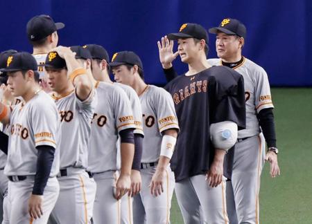 　中日と引き分け、ナインを迎える巨人・原監督（右端）＝ナゴヤドーム