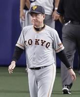 　中日と引き分け、ナインを迎えに出る巨人・原監督＝ナゴヤドーム