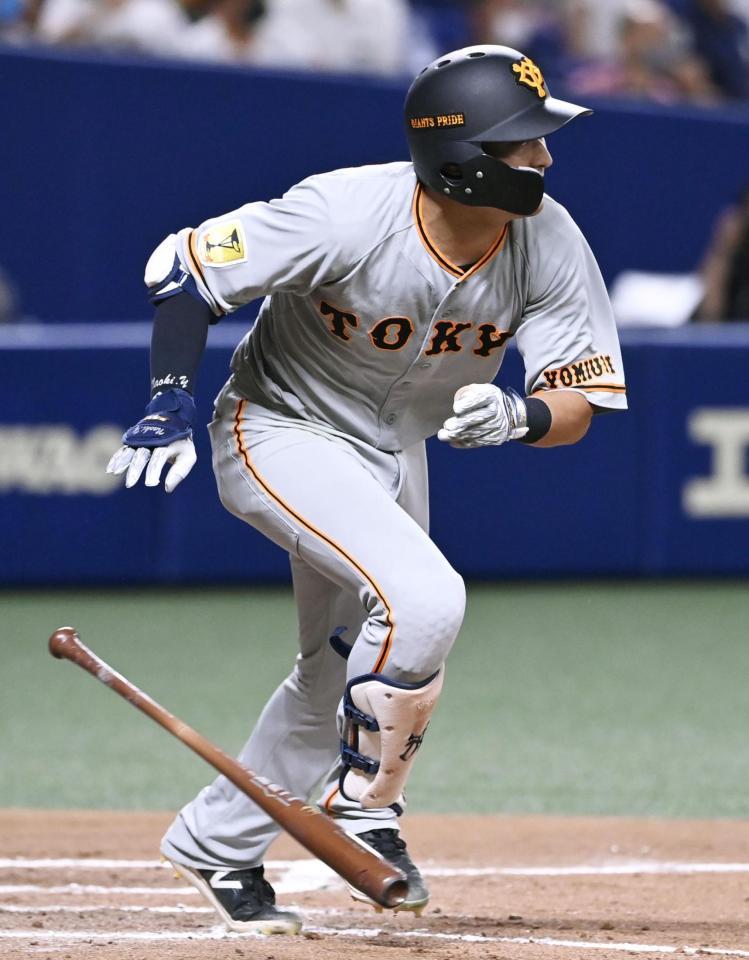 　８回巨人無死一、二塁、吉川尚が右中間に２点三塁打を放つ＝ナゴヤドーム