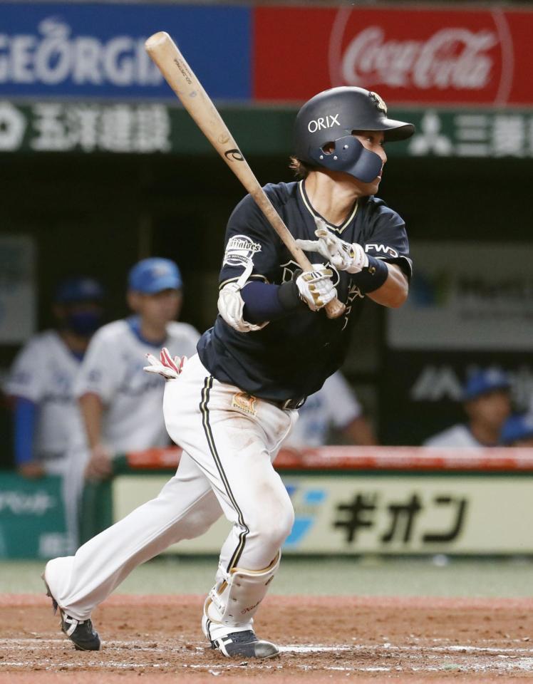 　４回オリックス１死一、三塁、西野が右前に適時打を放つ＝メットライフドーム