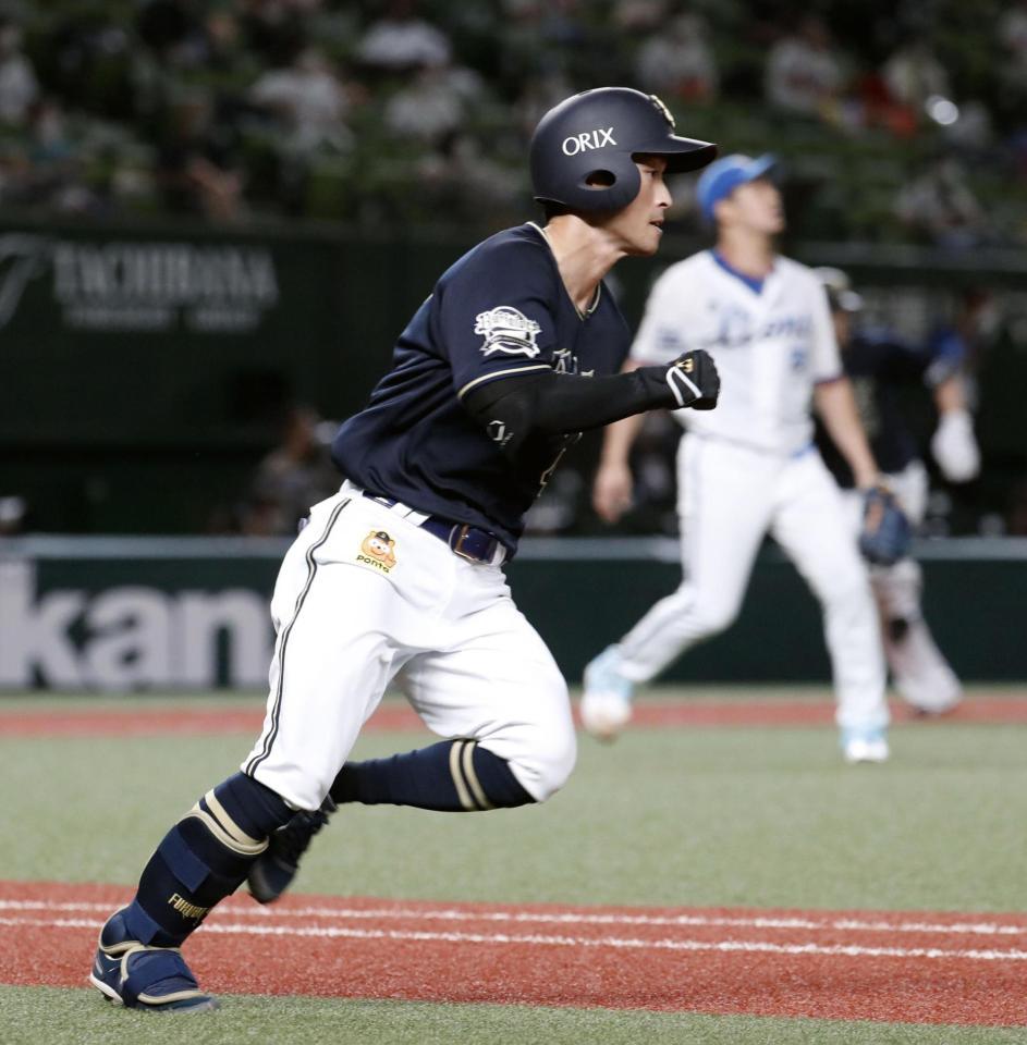 　２回オリックス無死満塁、西武・平井（右）から走者一掃の三塁打を放ち、一塁に向かう福田＝メットライフドーム