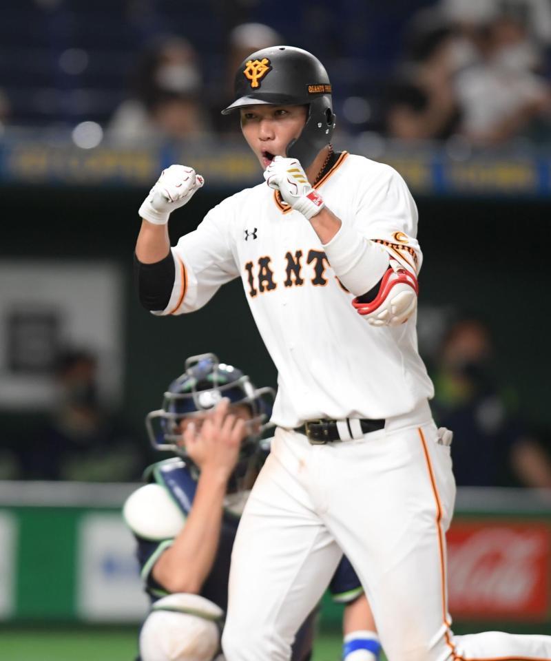 ８回、勝ち越しソロを放ちガッツポーズで生還する巨人・坂本＝東京ドーム（撮影・金田祐二）