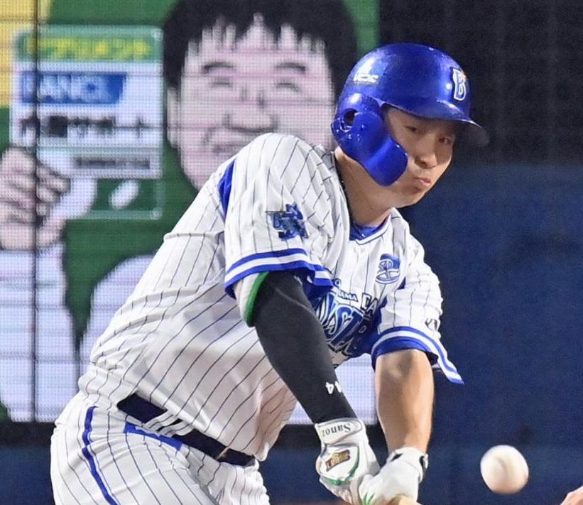 　５回、佐野が中前安打を放つ