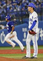 　３回、中日・平田（左）に本塁打を浴びたＤｅＮＡ先発の大貫＝横浜