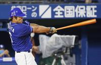 　３回中日１死、平田が左越えに本塁打を放つ＝横浜