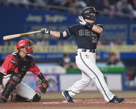 ６回、同点の適時二塁打を放つ吉田正（撮影・開出牧）