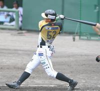 １回、右越えに先制ソロを放つ栃木・川崎＝小山運動公園野球場（撮影・高石航平）