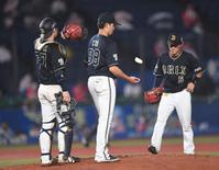 ３回、安田に適時二塁打を打たれた張奕（中央）＝撮影・開出牧