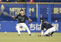 　７回ロッテ２死一塁、加藤の飛球がオリックスの遊撃手安達（右）と中堅手西村の間に落ち、二塁打となる＝ＺＯＺＯマリン