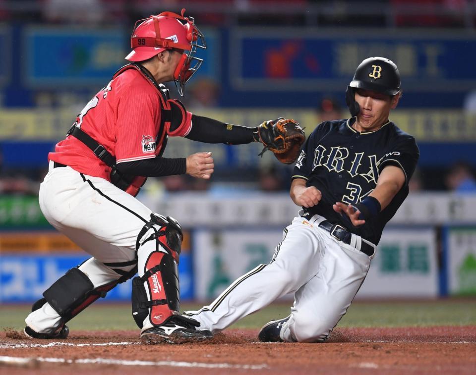 ６回、西野の右前打で二塁からホームに滑り込むがタッチアウトとなる吉田正＝ＺＯＺＯマリン（撮影・開出牧）