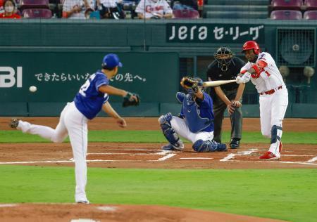 　１回広島無死一、三塁、ピレラが右翼線に先制二塁打を放つ。投手大野雄＝マツダ