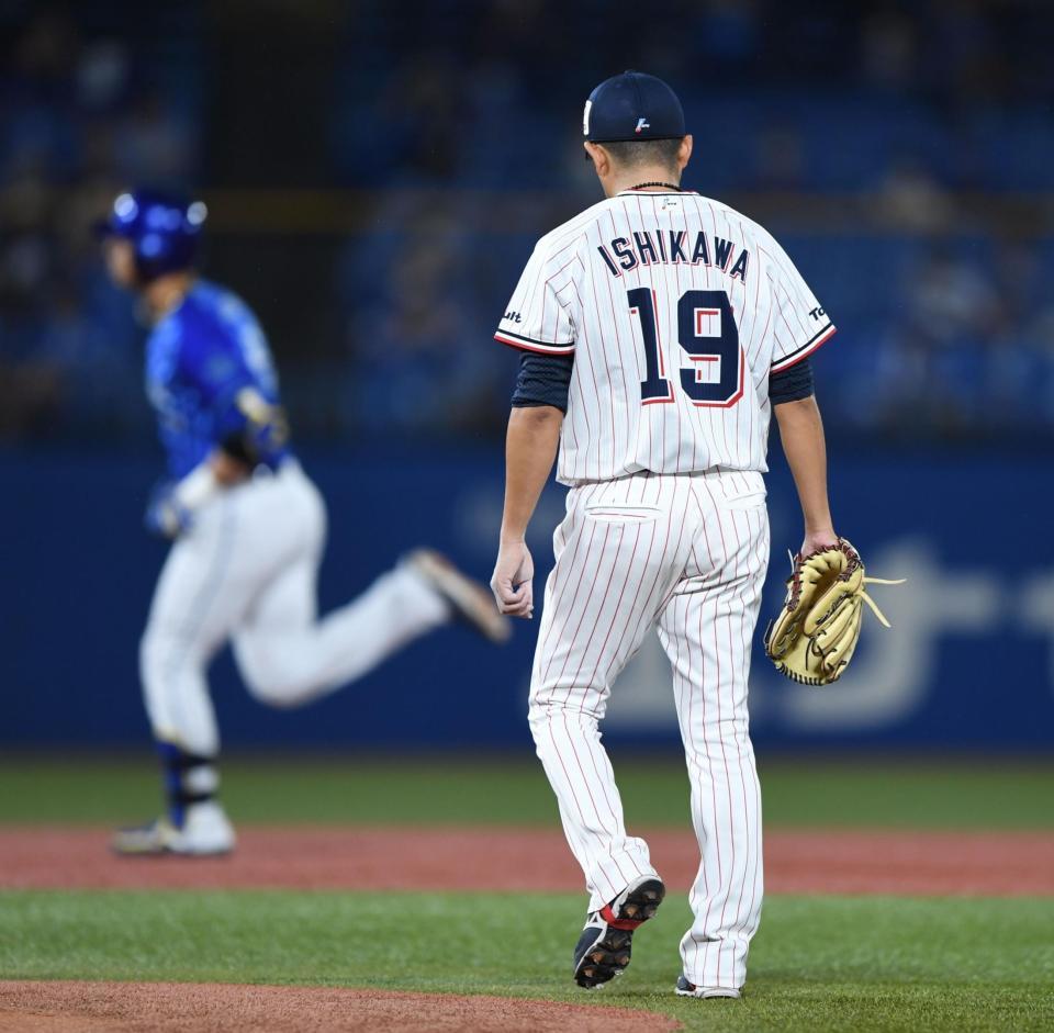 　１回、ソト（左後方）に先制の右越え２ランを打たれたヤクルト・石川（撮影・開出牧）