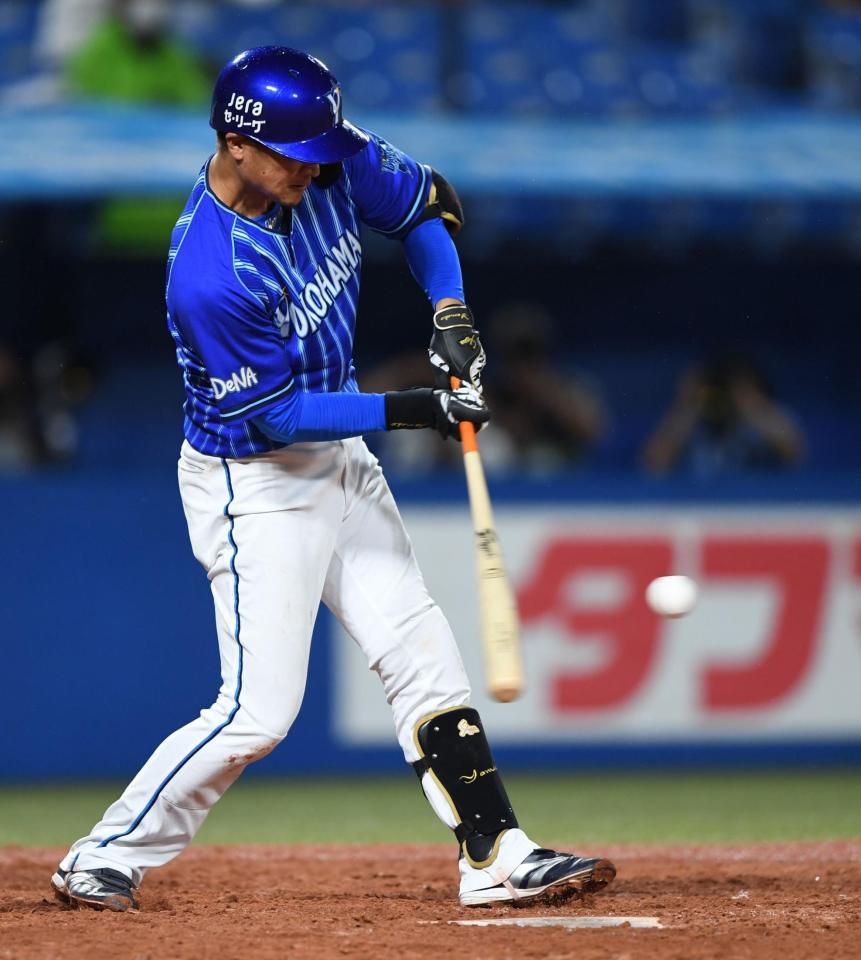 　４回、左犠飛を放つ大和（撮影・開出牧）