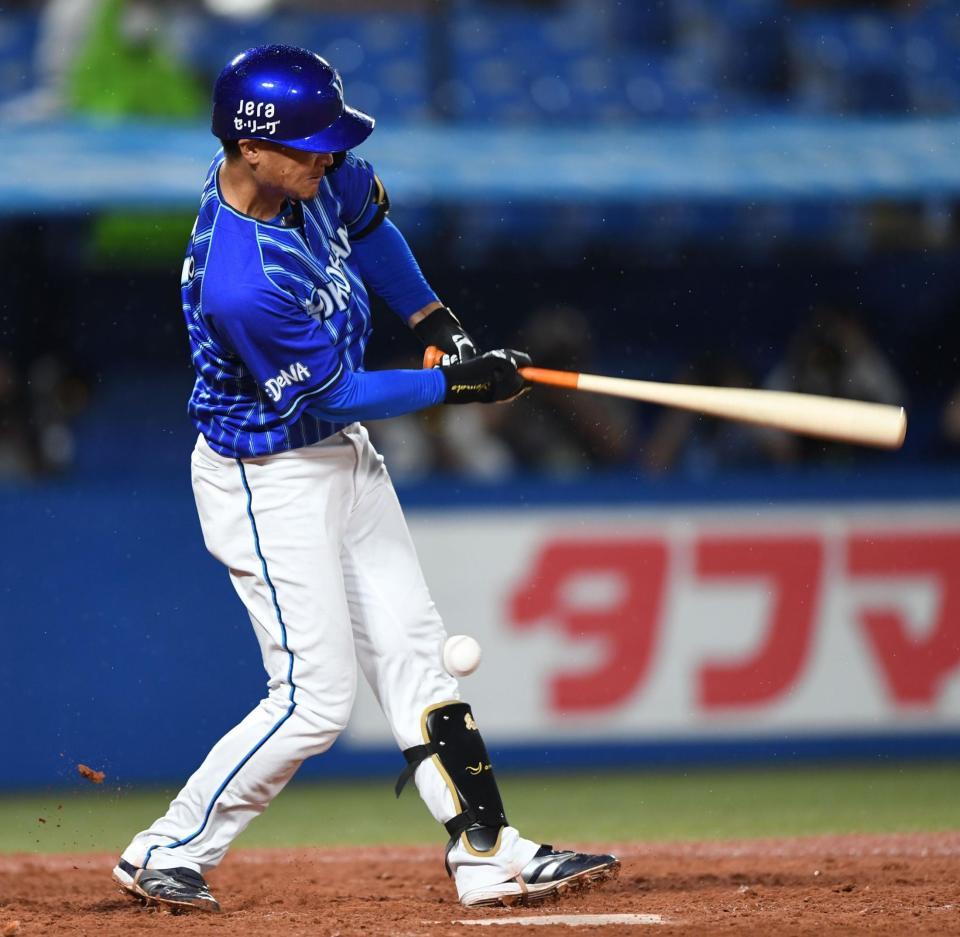 ４回、自打球が左膝付近に当たる大和（撮影・開出牧）