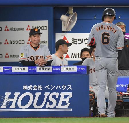 ６回巨人無死一塁、巨人・坂本勇人（６）がにゴロに倒れ、厳しい表情で戦況を見つめる巨人・原辰徳監督（左）＝横浜スタジアム（撮影・高石航平）