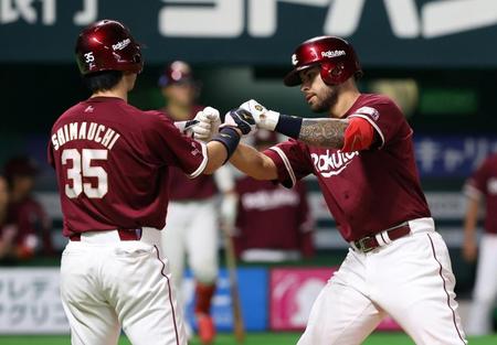 　７回、楽天・ロメロ（右）は１８号２ランを放つ