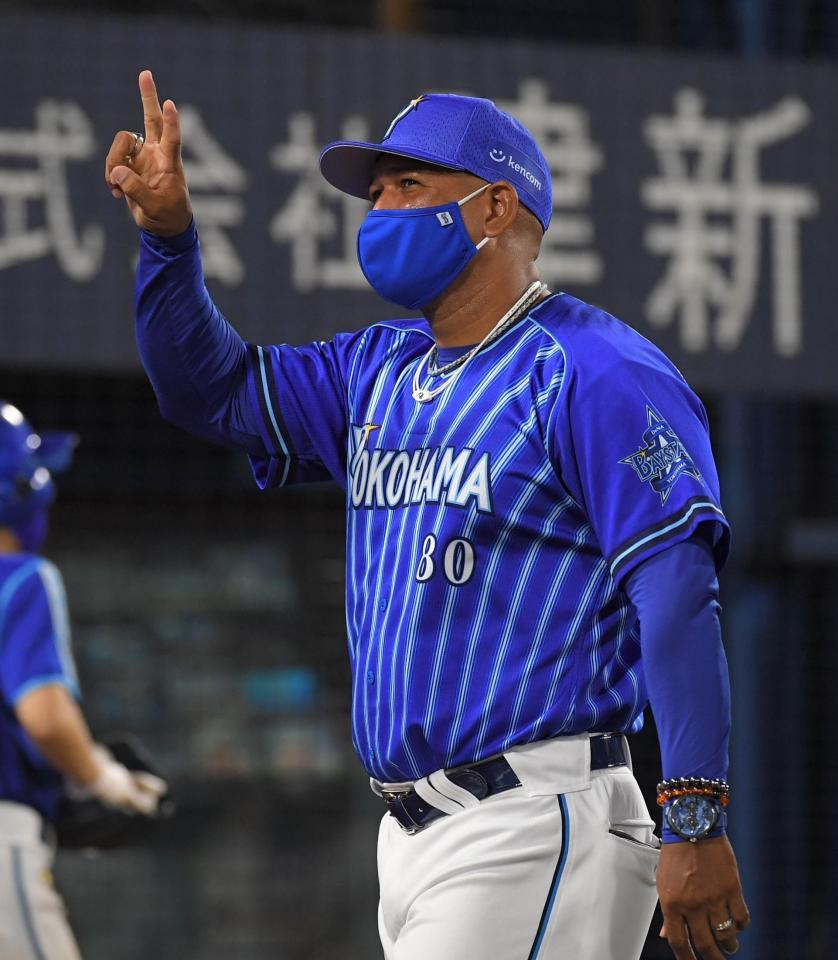 　９回、選手交代を告げスタンドのファンにピースするＤｅＮＡ・ラミレス監督（撮影・高石航平）