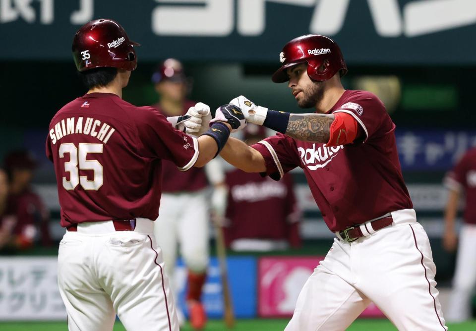 　７回、楽天・ロメロ（右）は１８号２ランを放つ
