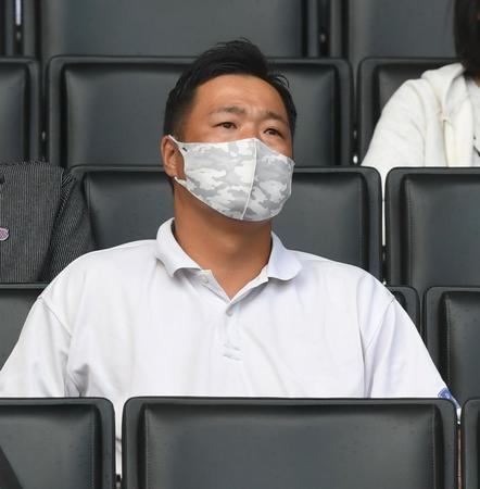 優勝旗返還式をスタンドで見守る元阪神・関本賢太郎氏＝甲子園（撮影・飯室逸平）