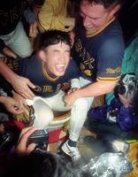 祝勝会で酒樽に入れられるイチロー＝１９９５年９月１９日