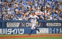 ７回、２ランを放ち、ファンの前でポーズを決める梶谷（中央）（撮影・高石航平）