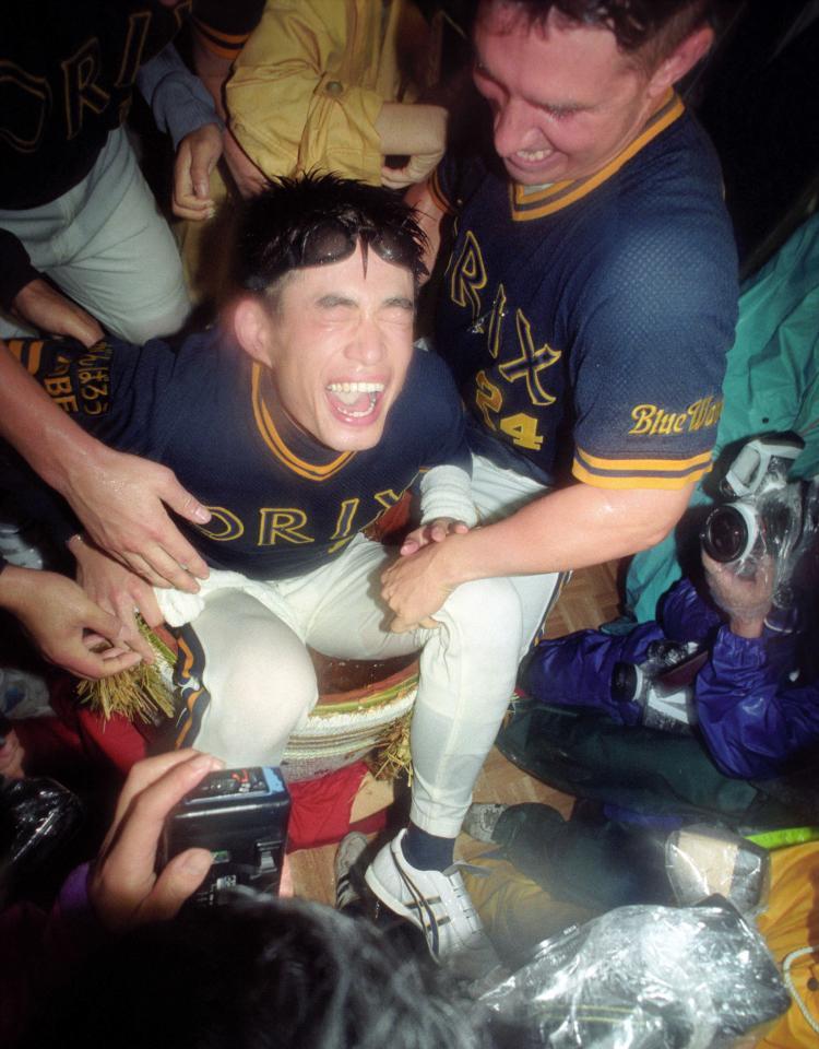 祝勝会で酒樽に入れられるイチロー＝１９９５年９月１９日